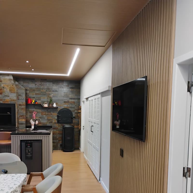 Painel ripado e teto vinílico instalados em área gourmet