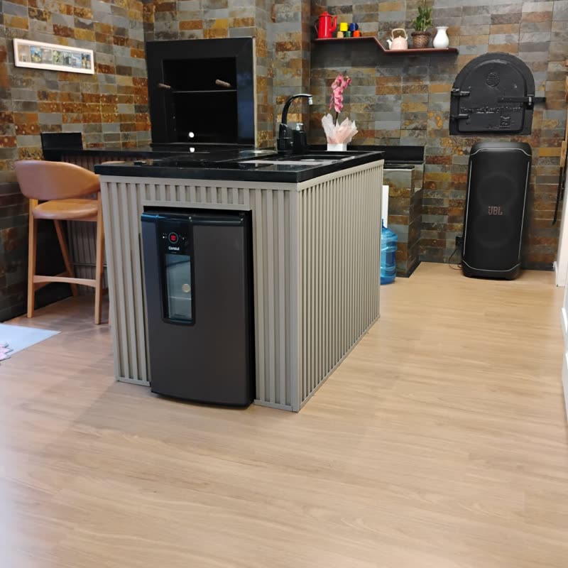 Área gourmet residencial com piso laminado