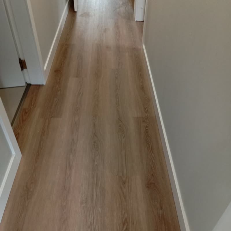 Corredor de apartamento com piso laminado