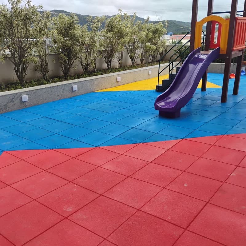 Playground com piso emborrachado colorido