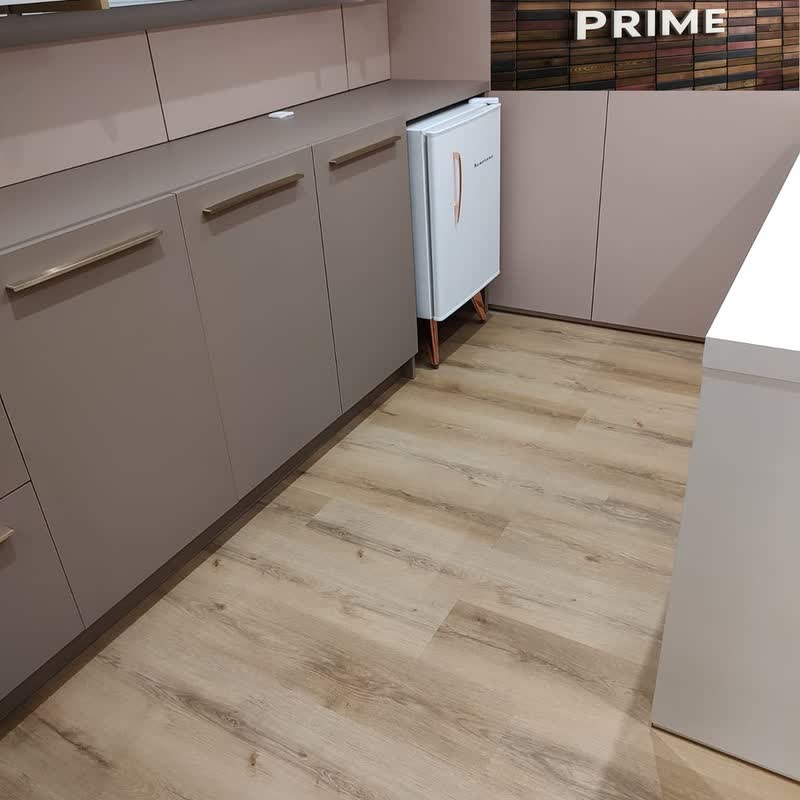 Cozinha residencial com piso laminado instalado